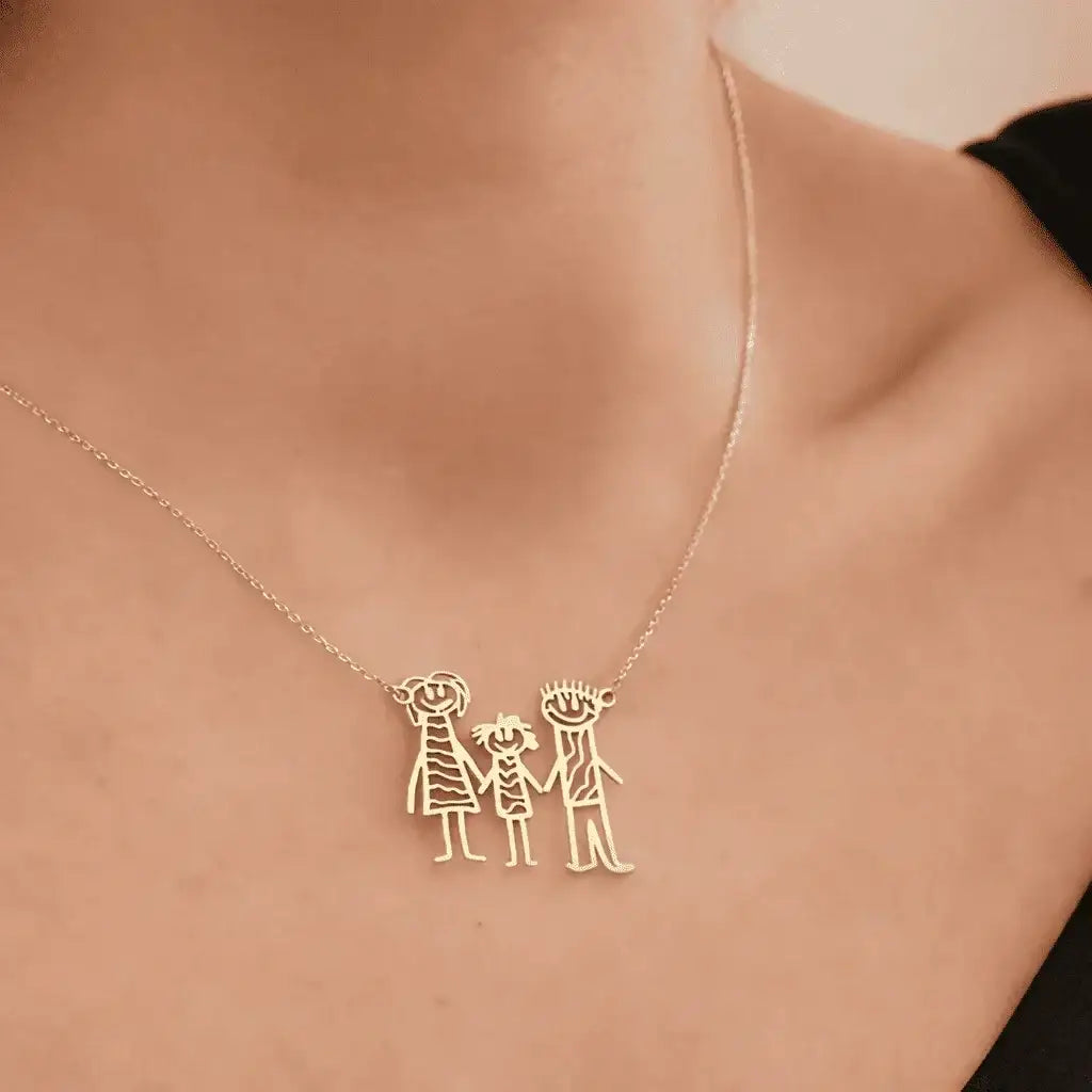 Collier personnalisé en acier doré avec pendentif dessin d'enfant représentant une famille.