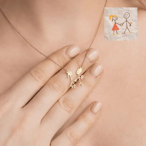 Collier personnalisé en acier inoxydable, inspiré d’un dessin d’enfant, porté au cou.
