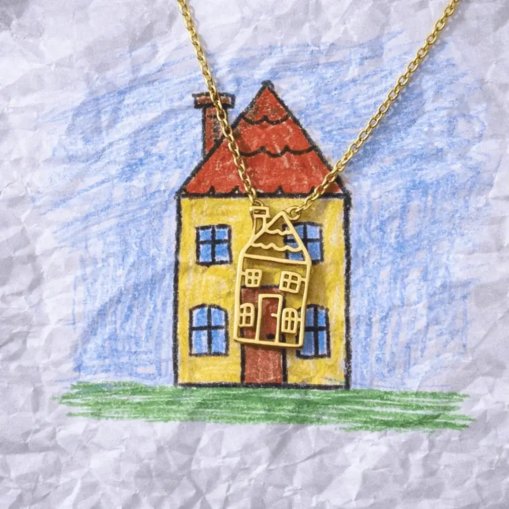 Collier maison doré inspiré d’un dessin d’enfant sur papier, création personnalisée.