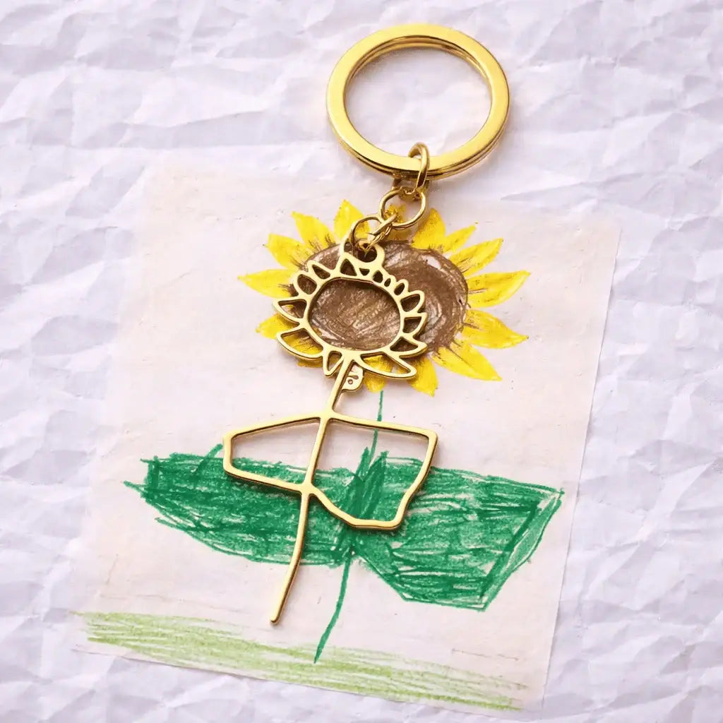 Porte-clés doré personnalisé en forme de dessin d’enfant tournesol sur papier froissé